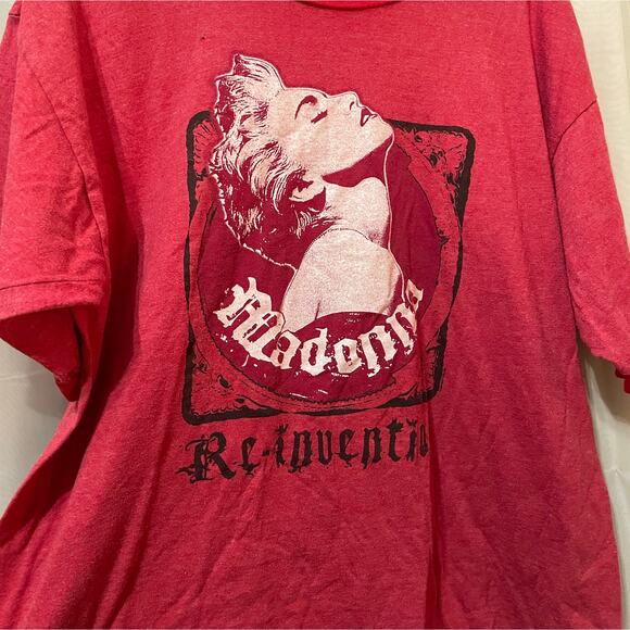 Gildan Tops - VINTAGE 2005 Reinvention Tour XL featurting White Name MADONNA True Blue Picture